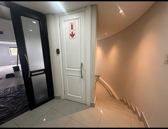 131M² OFFICE TO LET IN CENTURY CITY